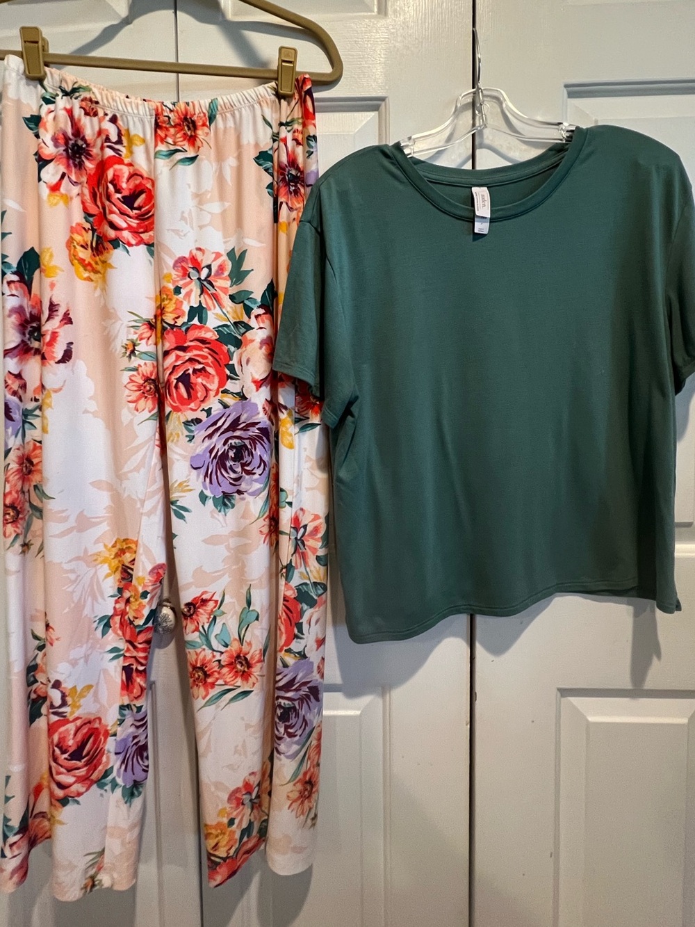 2 Pc PJ Set💚💜🧡Floral Lounge Pants & Relaxed Crewneck Tee in Olive Green